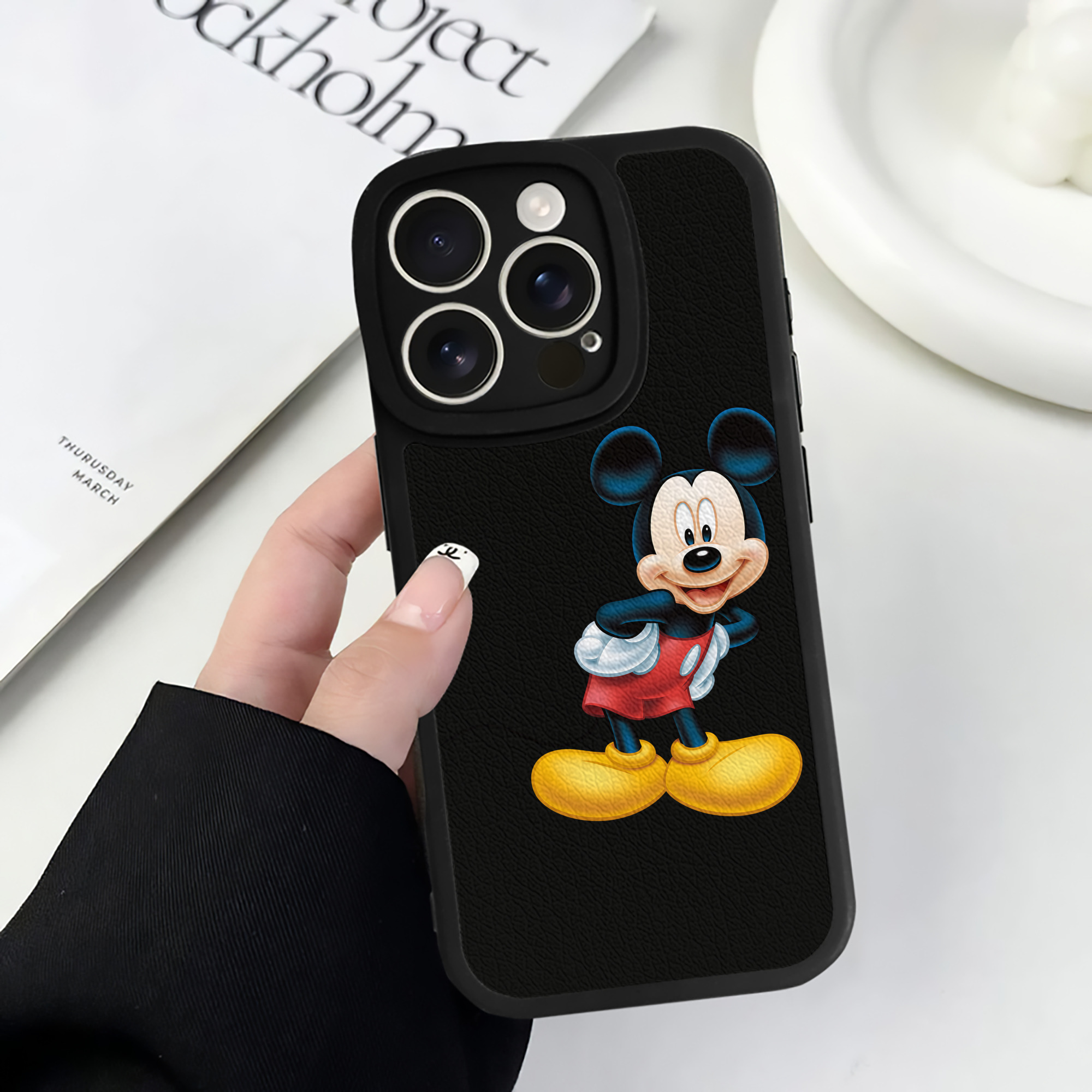 （画像用） ミッキーマウス Mickey Mouse 【iPhone 16シリーズ対応】シリコンスマホケース（レザー調） 材質：シリコン